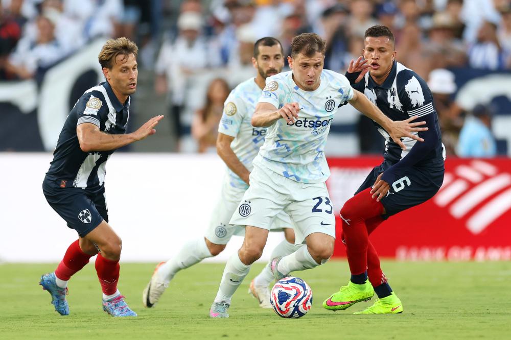 球员赛后把球衣送给癌症小球迷